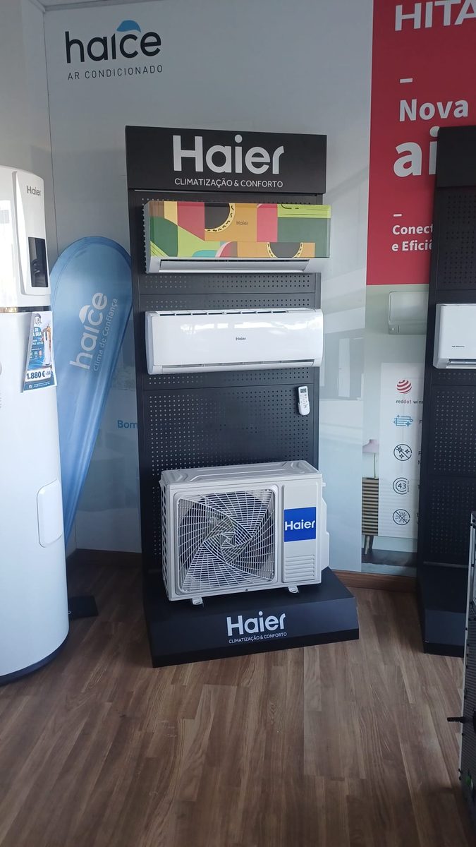 Expositor de ar condicionado Haier com unidades interiores, unidade exterior e bomba de calor Haice