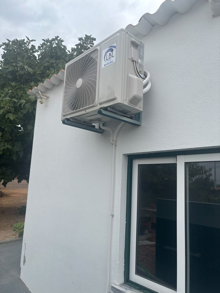 Unidade exterior com autocolante LBL na fachada da casa