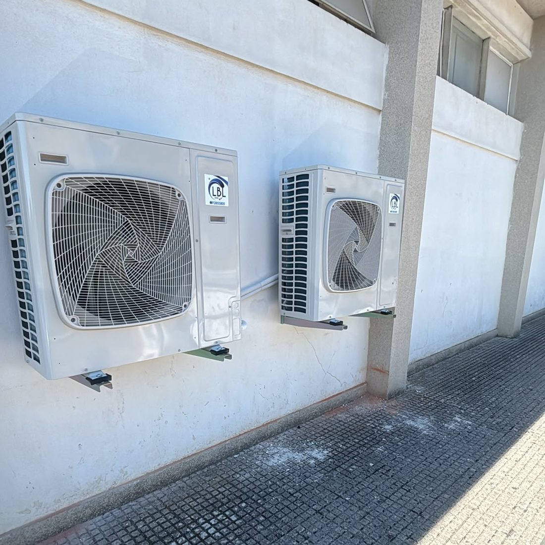 Unidades exteriores de grande potência na fachada do edifício