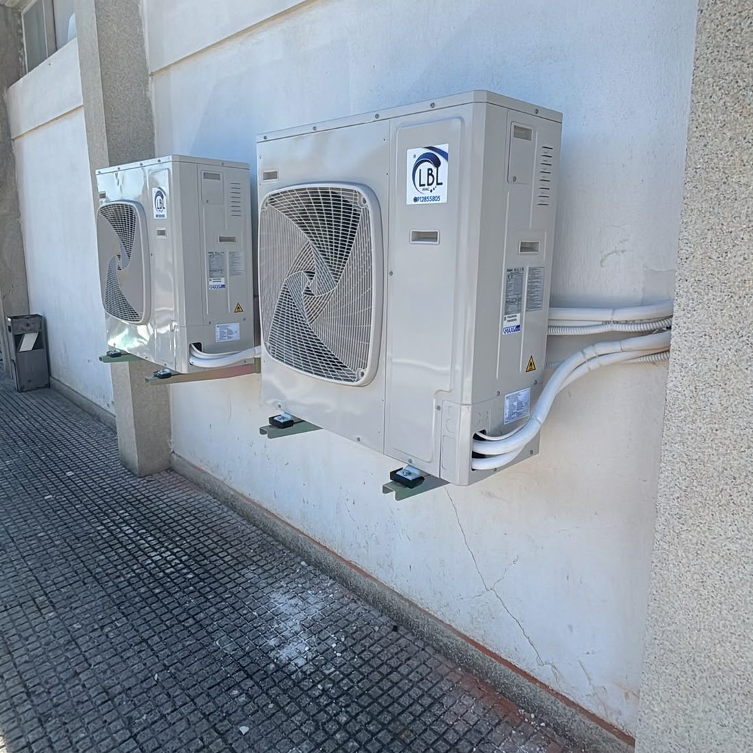 Duas unidades exteriores com autocolante LBL no mesmo edifício