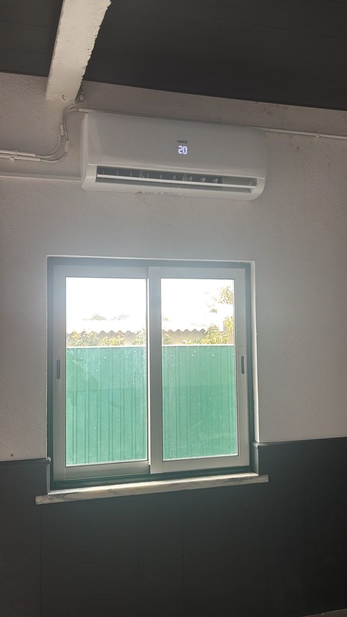 Unidade interior Haice a funcionar por cima de uma janela